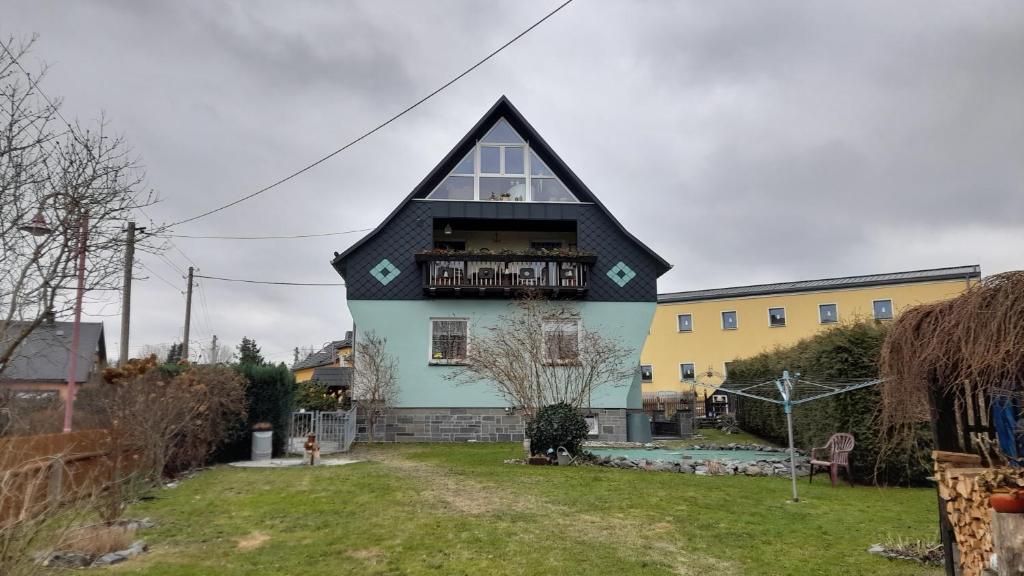 a house with a gambrel roof at Traumhaus in Werda