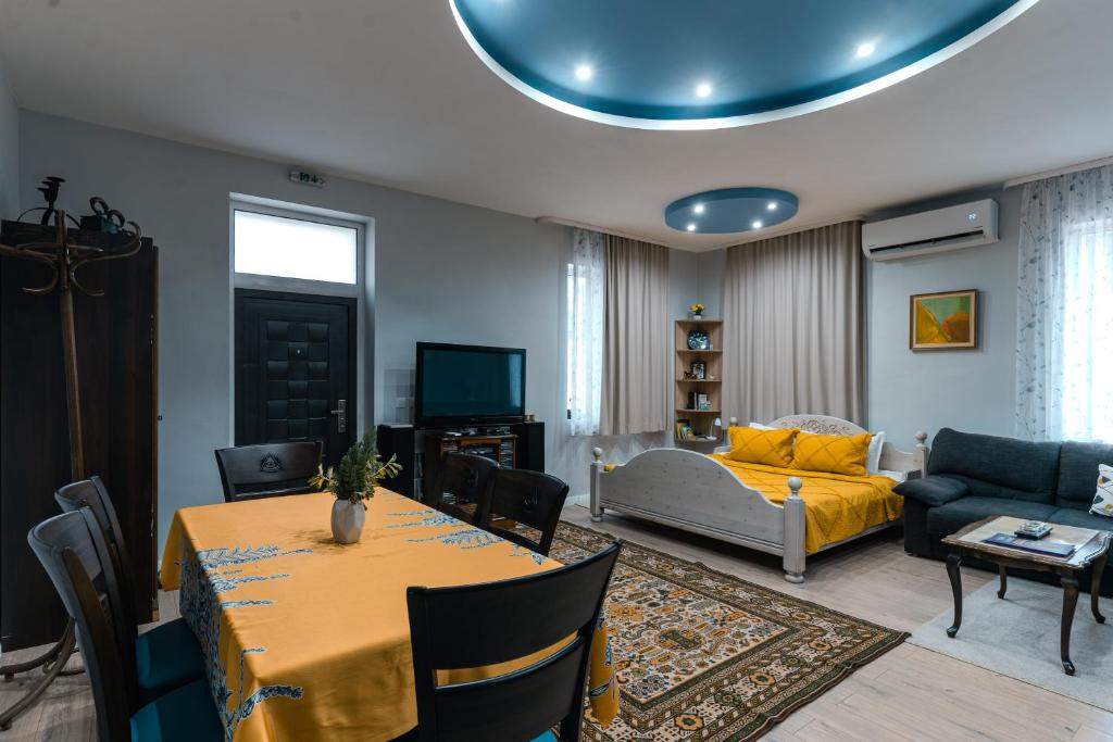 - un salon avec une table et un canapé dans l'établissement Luxury Studio for 3 persons, near Carevec, Veliko Tarnovo, à Veliko Tarnovo