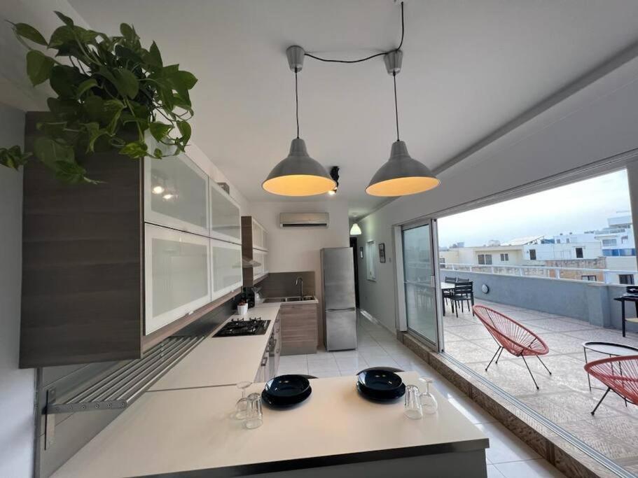 Penthouse with Immense Outdoor Area, Naxxar (updated prices 2025) - Penthouse Suite With Private Outdoor Dining Area Rental
