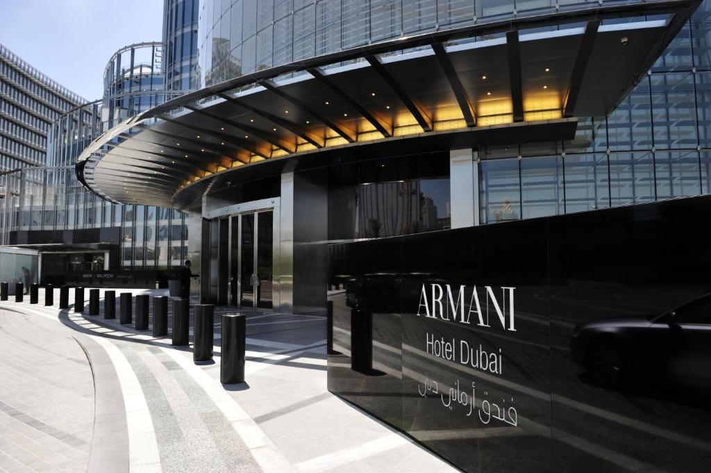 un edificio con un cartel en el costado en Armani Hotel Dubai, Burj Khalifa, en Dubái