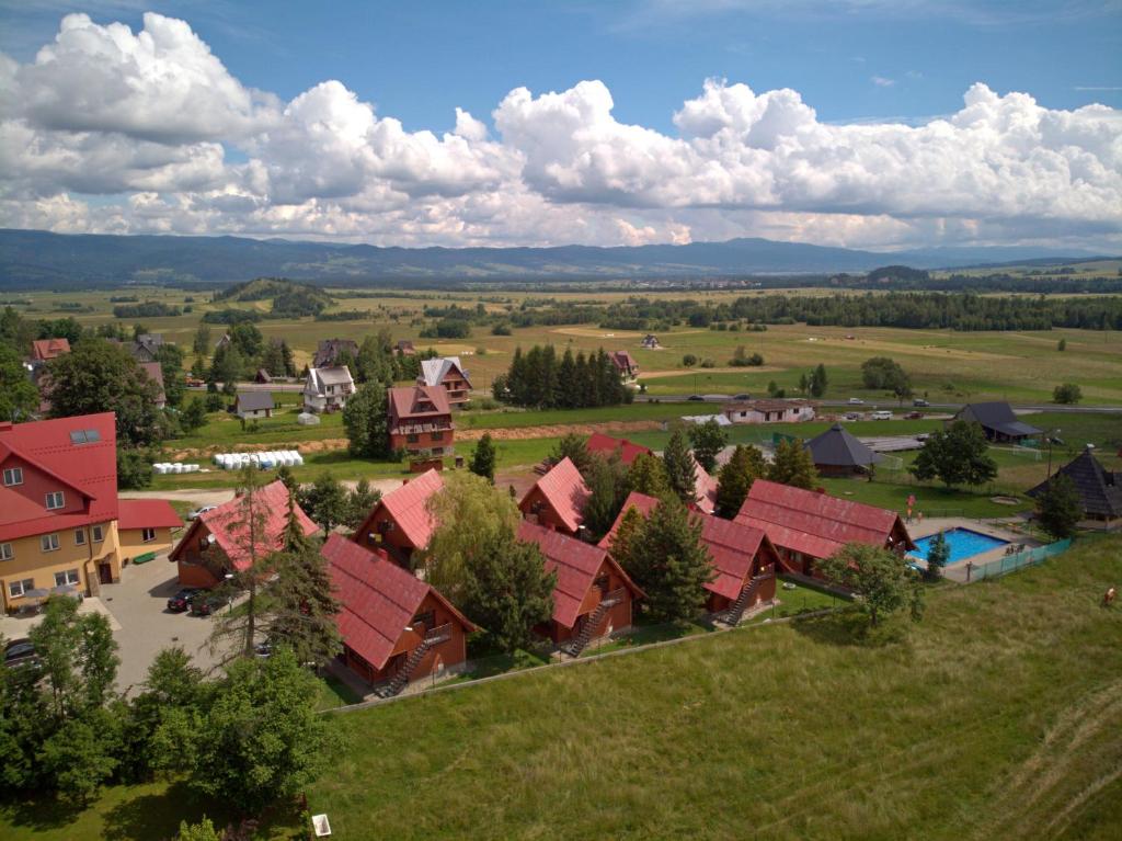 una vista aérea de una pequeña localidad con techos rojos en Ośrodek Wczasowy Groń Placówka, en Groń