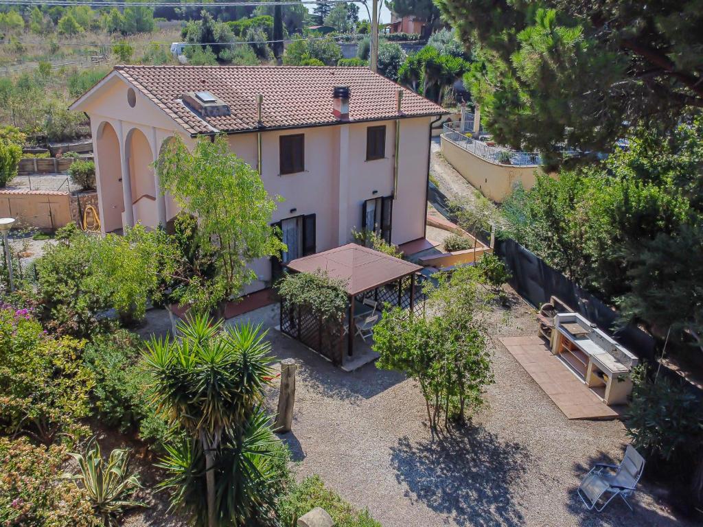- une vue aérienne sur une maison avec des arbres et des buissons dans l'établissement Casa San Felo, à Casa Tonietti