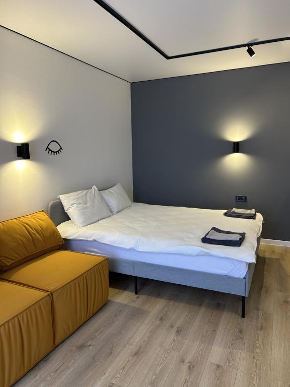 - une chambre avec deux lits et un canapé dans l'établissement Fancy appartment, à Poltava
