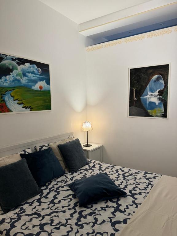 ナポリにあるDimora San Marcellinoのベッドルーム1室(枕2つ付)