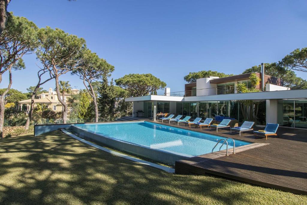 uma imagem de uma casa com piscina em Villa Golf em Vilamoura