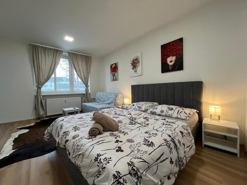 - une chambre avec un lit avec un animal rembourré dans l'établissement Kaštanová 27, à Olomouc
