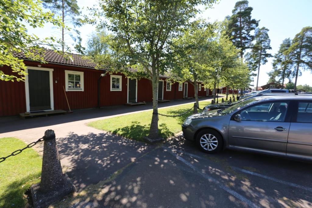 une voiture garée devant une maison dans l'établissement Rättviks Golfby, à Rättvik