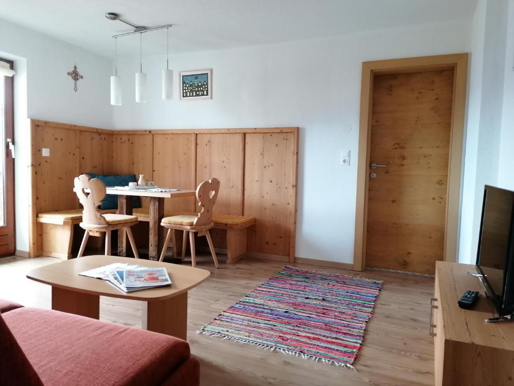 Televízia a/alebo spoločenská miestnosť v ubytovaní Embacher Marianne - Rotharlhof