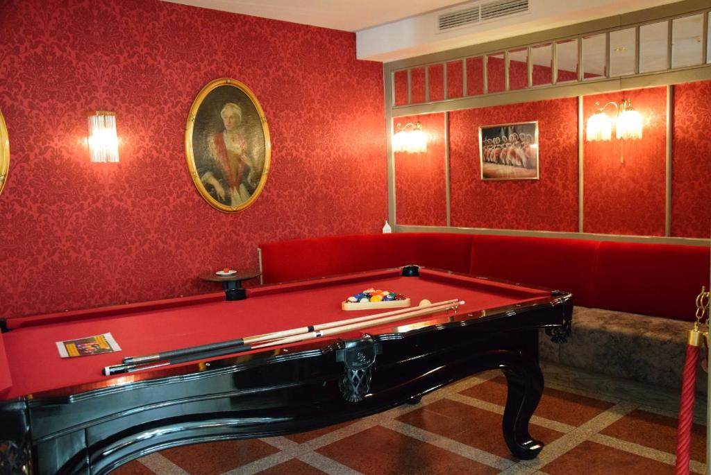 Biliár nebo kulečník v ubytování Theaterhotel & Suites Wien