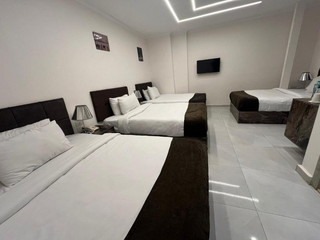 Una cama o camas en una habitación de Shadow Pyramids Suites and Jacuzzi