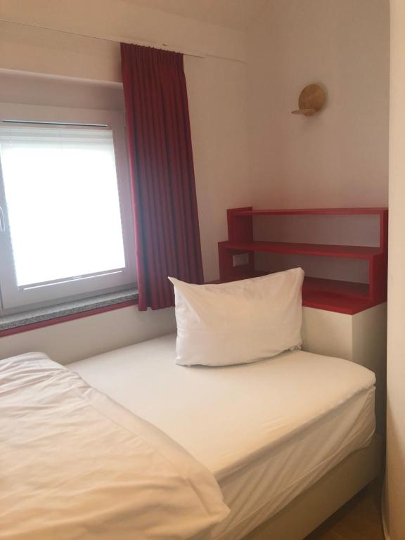 Un pat sau paturi într-o cameră la Baumann Suiten