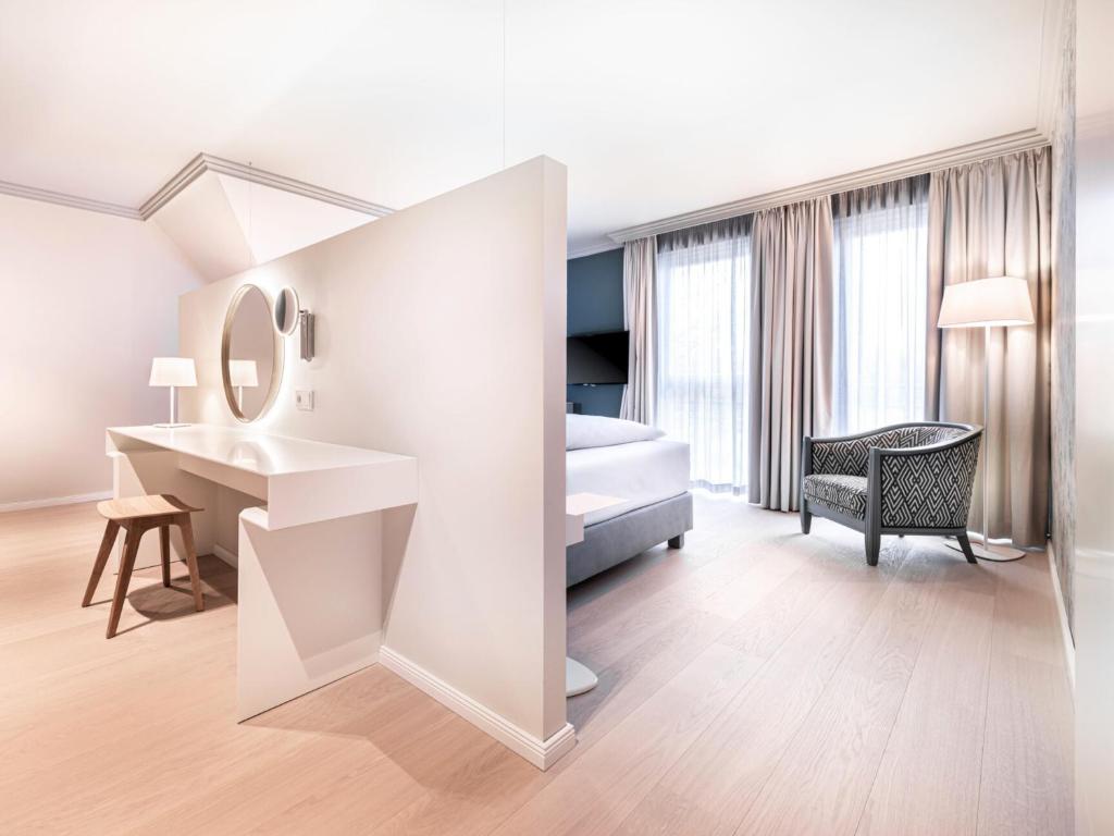 Postel nebo postele na pokoji v ubytování Steigenberger Hotel Treudelberg Hamburg