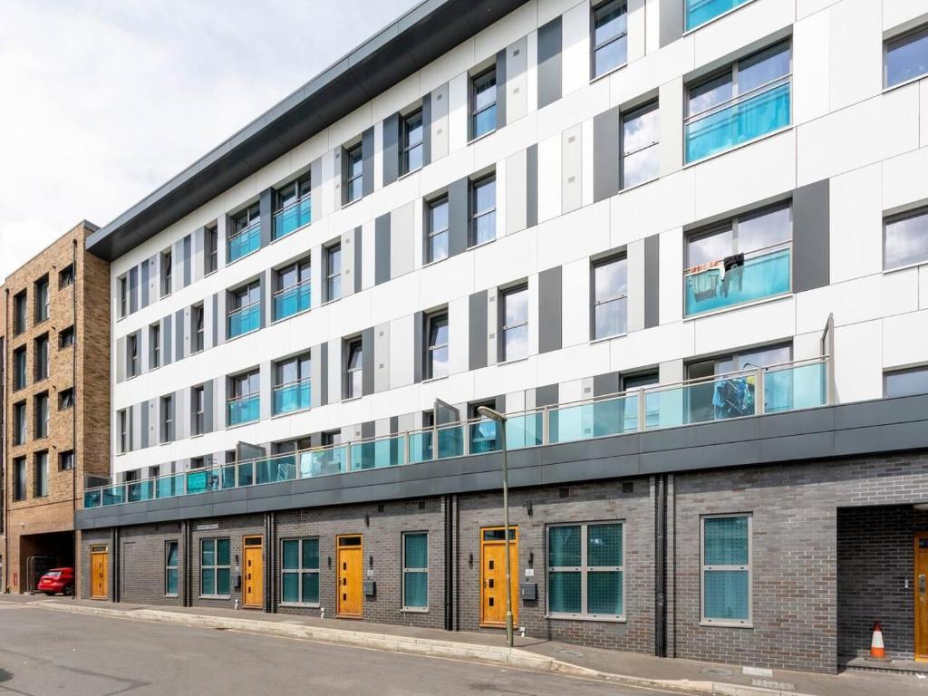 un edificio de oficinas con puertas y ventanas de color naranja en Belfry Quarters Redhill, en Redhill