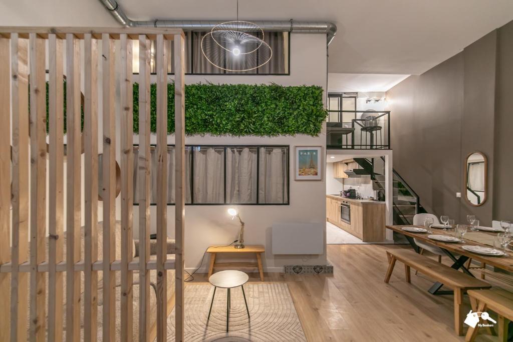 une pièce avec une table et une salle à manger dans l'établissement MBA Splendide Appart - Proche du Moulin Rouge, à Paris