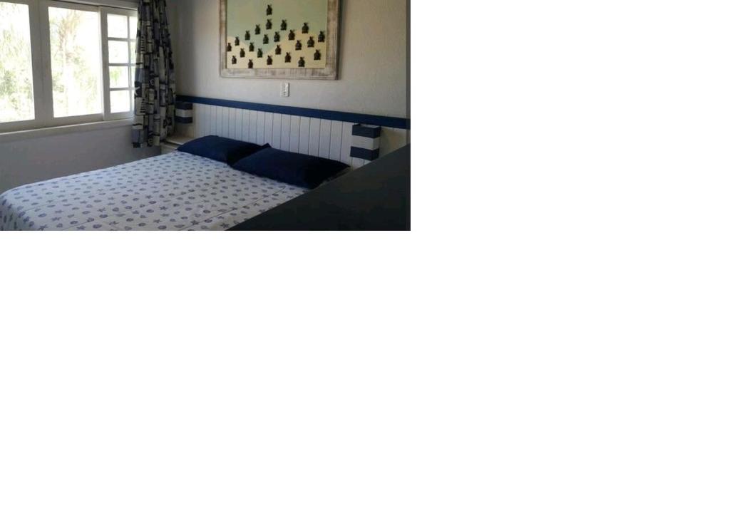 - une chambre avec un lit et une fenêtre dans l'établissement Apartamento Frente Rio Una próximo da praia, à São Sebastião