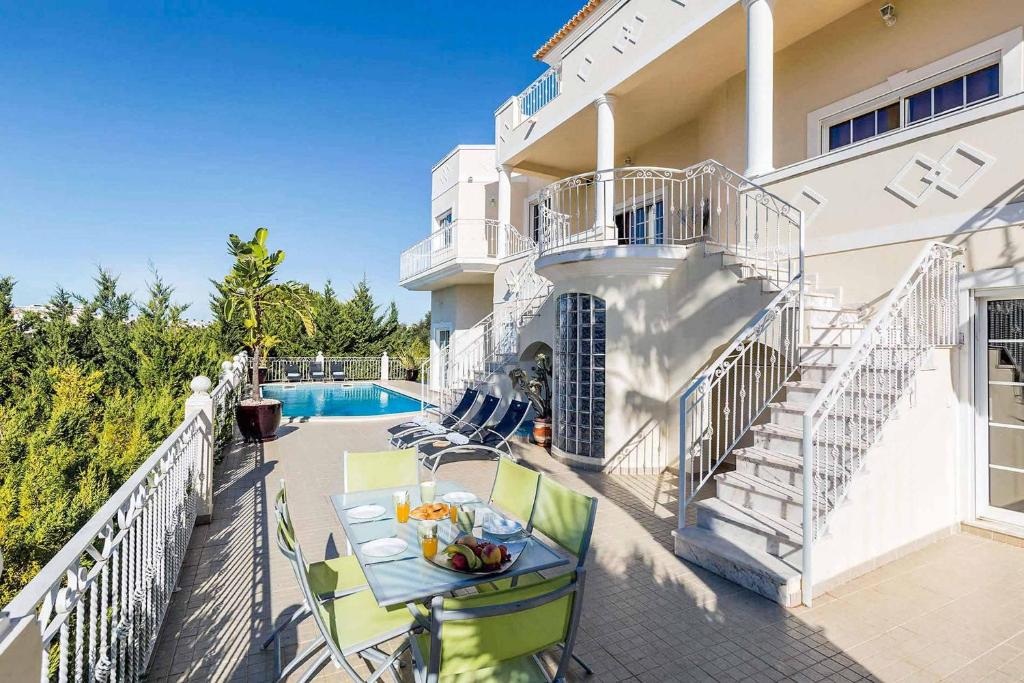 En balkong eller terrasse på Villa Encosta do Sol