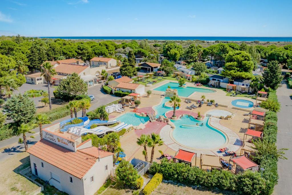 een luchtzicht op een zwembad in een resort bij Camping Vendres in Vendres