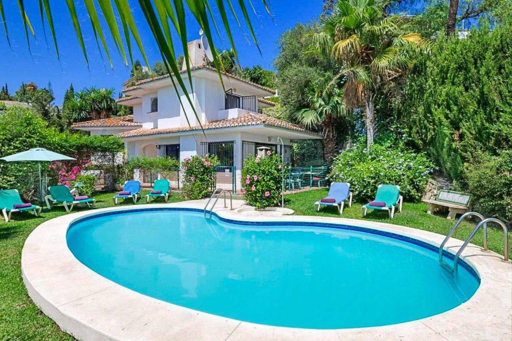 una piscina frente a una casa en Villa Corrib, en Santa Fe de los Boliches