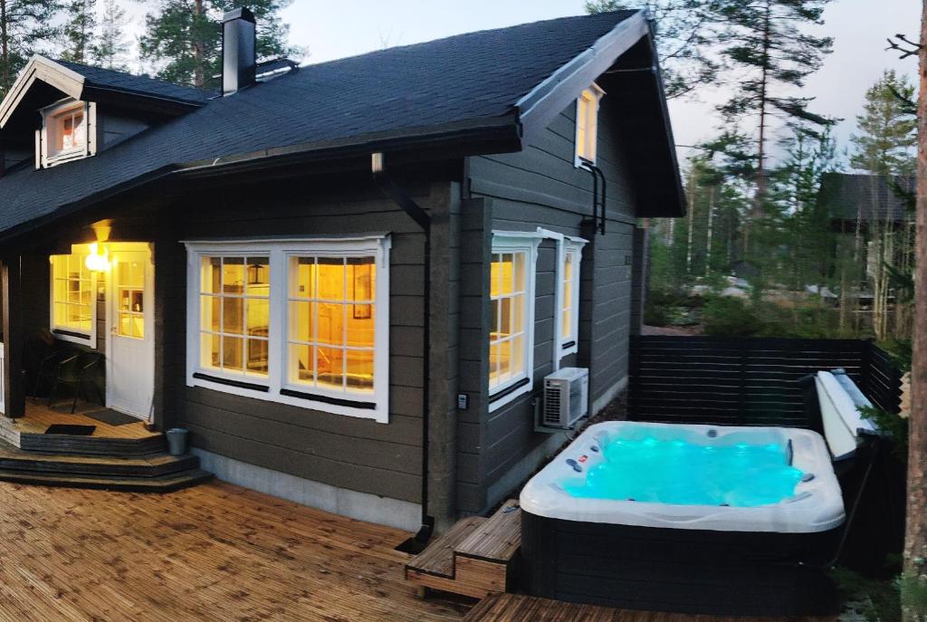 a tiny house with a hot tub on a deck at Himos Slalom 1, Poreallas kuuluu hintaan in Jämsä