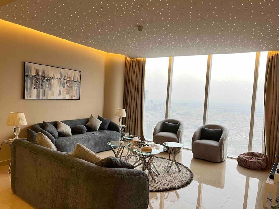 利雅德的住宿－شقة في برج رافال بإطلالة ساحره，客厅配有沙发、椅子和桌子