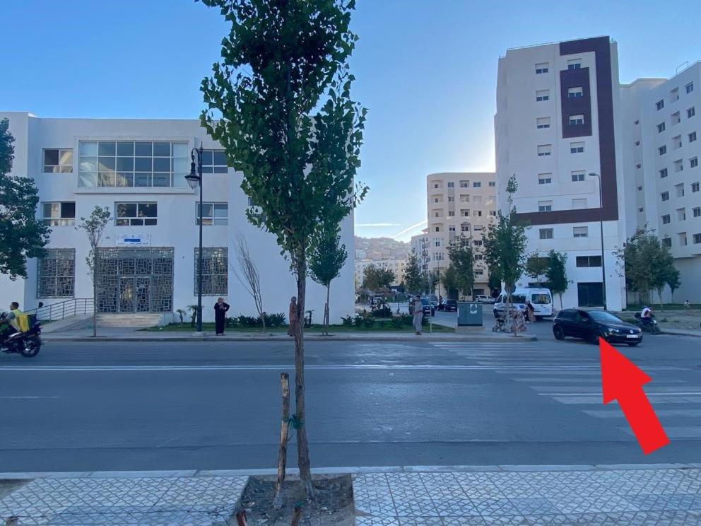a tree in the middle of a street with a red arrow at Appart Neuf Lumineux Climatisé 1ère étage in Tangier