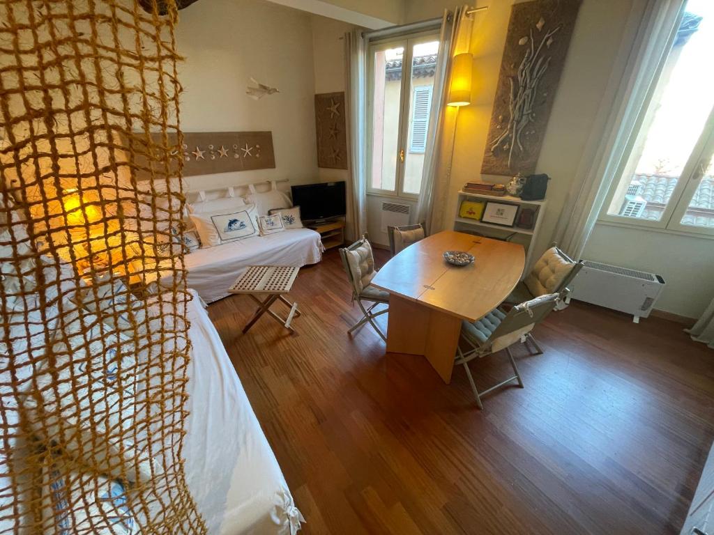 une chambre avec un lit, une table et un bureau dans l'établissement Le Suquet Style IV by Connexion, à Cannes