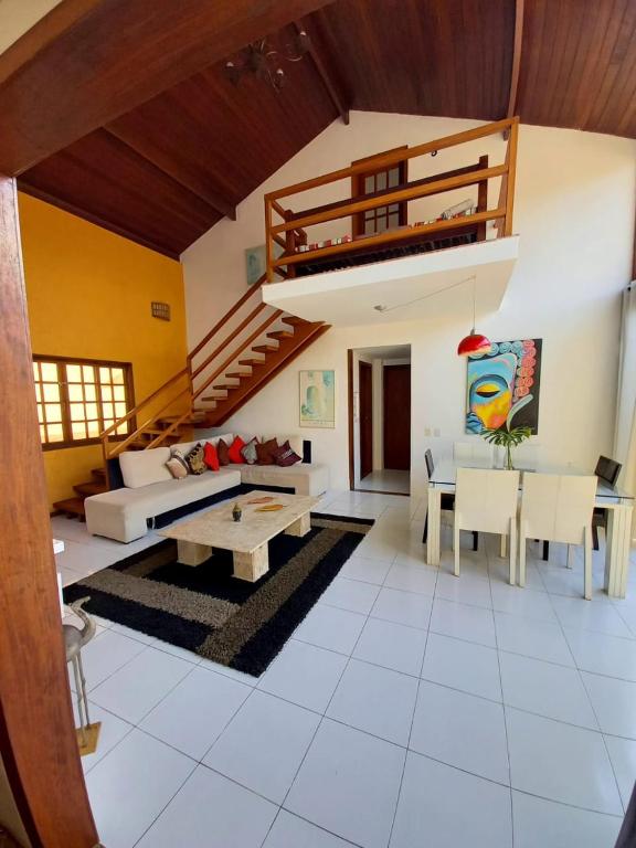 a living room with a couch and a table at Deu praiabuzios in Búzios