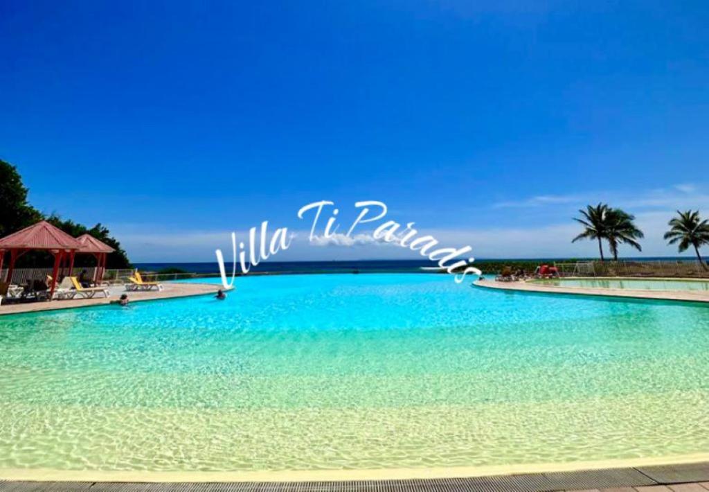 A piscina localizada em Villa Ti Paradis ou nos arredores