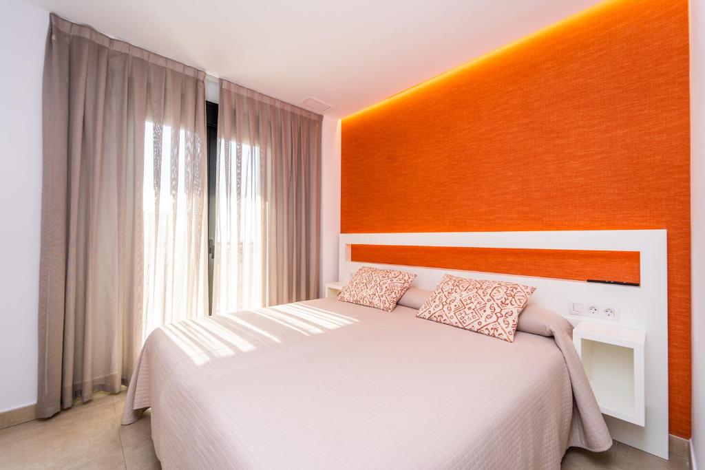 Postel nebo postele na pokoji v ubytování Vistamar Colors Boutique Luxury Apartments By DLV -Adults Only-