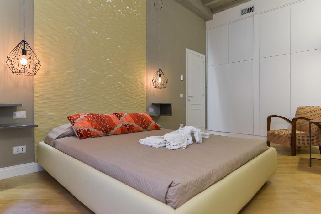 sypialnia z łóżkiem z ręcznikami w obiekcie EVE Luxury Apartments Pantheon w Rzymie