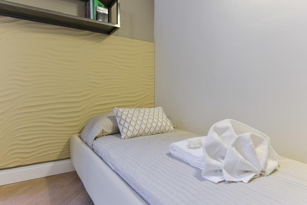 białą kanapę z poduszką i kocem w obiekcie EVE Luxury Apartments Pantheon w Rzymie
