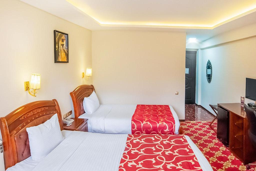 Postel nebo postele na pokoji v ubytování Cron Palace kosher Tbilisi Hotel
