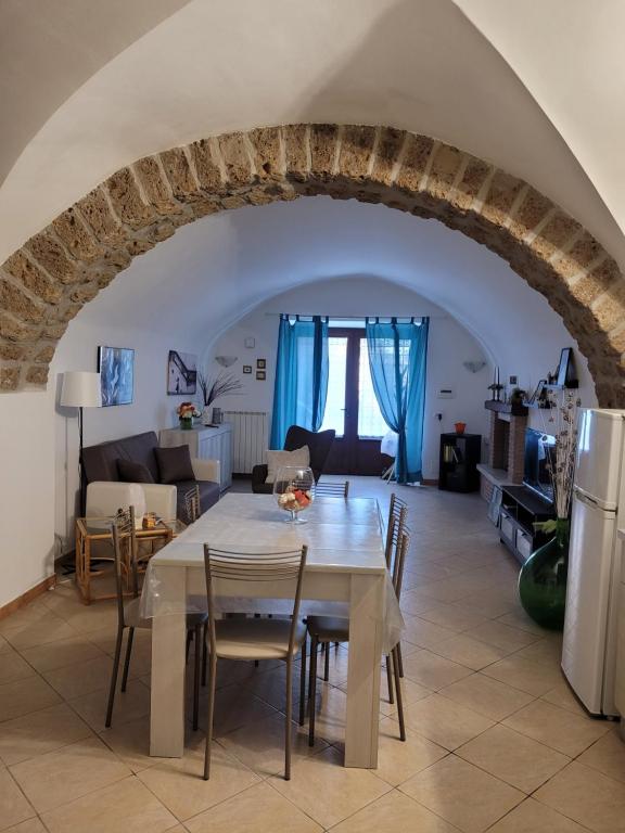 Veiano的住宿－LA CASA DI SIRA，厨房以及带桌椅的起居室。