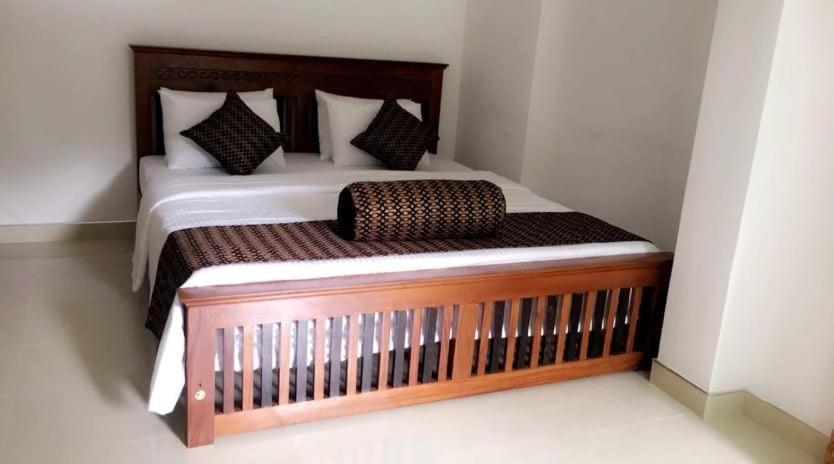 1 dormitorio con 1 cama con marco de madera en Cave Kithulgala en Kitulgala