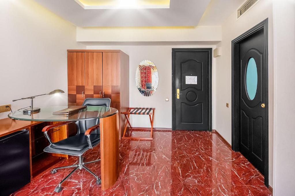 TV a/nebo společenská místnost v ubytování Cron Palace kosher Tbilisi Hotel