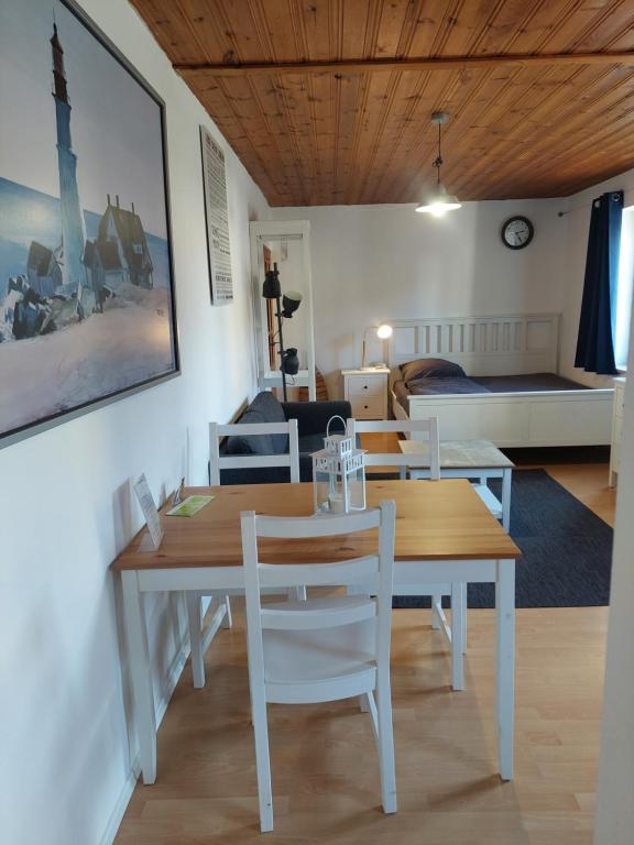 a dining room with a table and chairs and a bedroom at Zentral Appartement in Landsberg am Lech