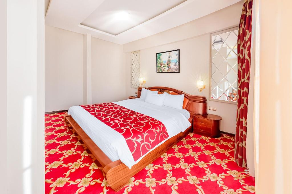 Postel nebo postele na pokoji v ubytování Cron Palace kosher Tbilisi Hotel