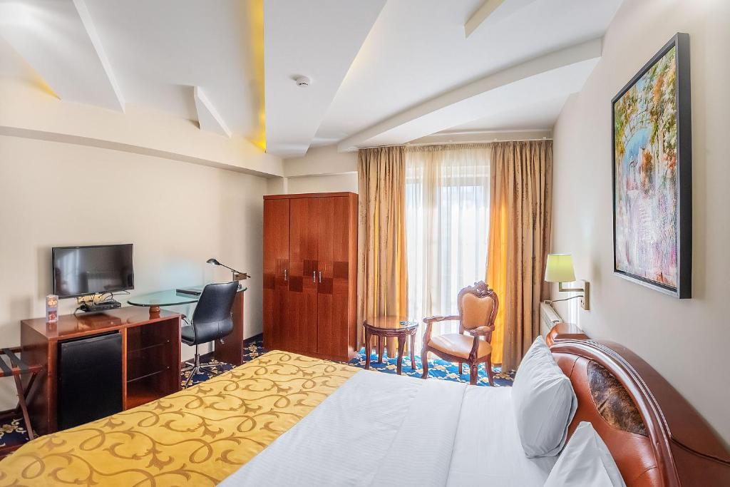 TV a/nebo společenská místnost v ubytování Cron Palace kosher Tbilisi Hotel