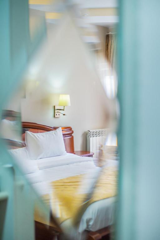 Postel nebo postele na pokoji v ubytování Cron Palace kosher Tbilisi Hotel