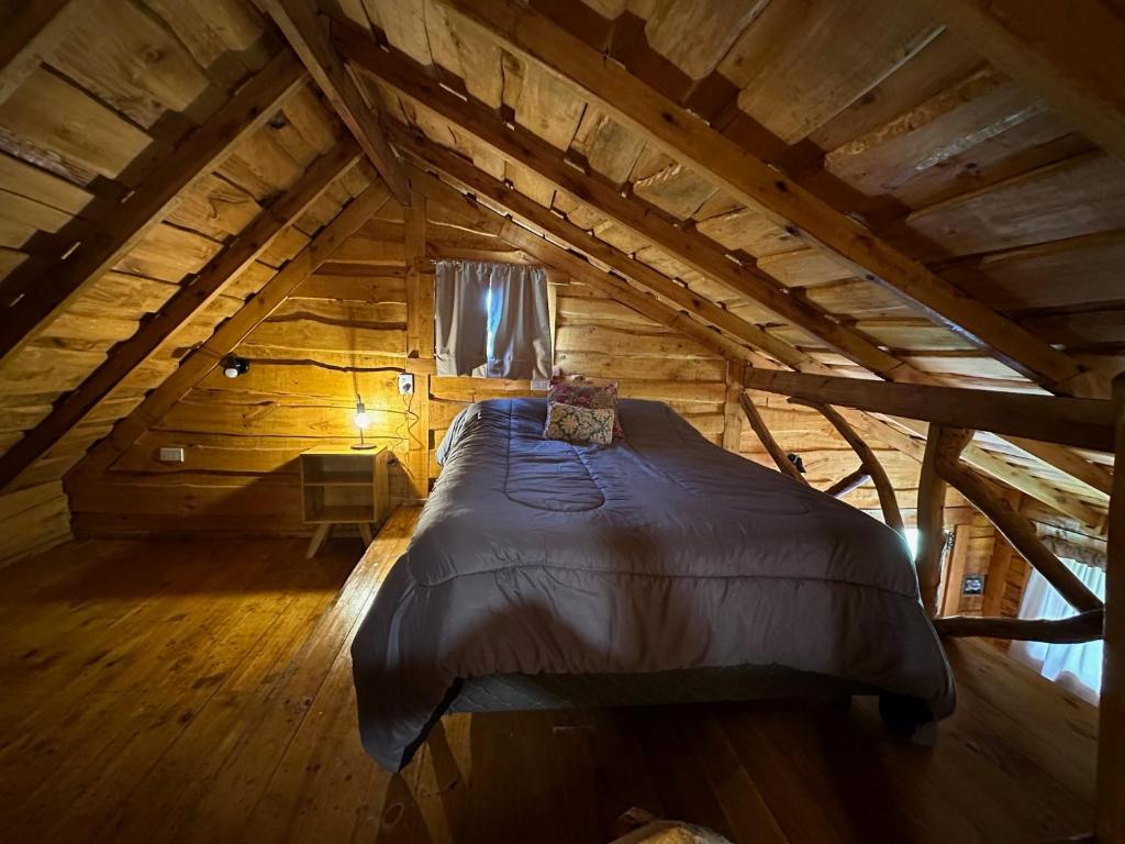 1 cama grande en un ático de madera en Cabaña Guanumby en Tandil