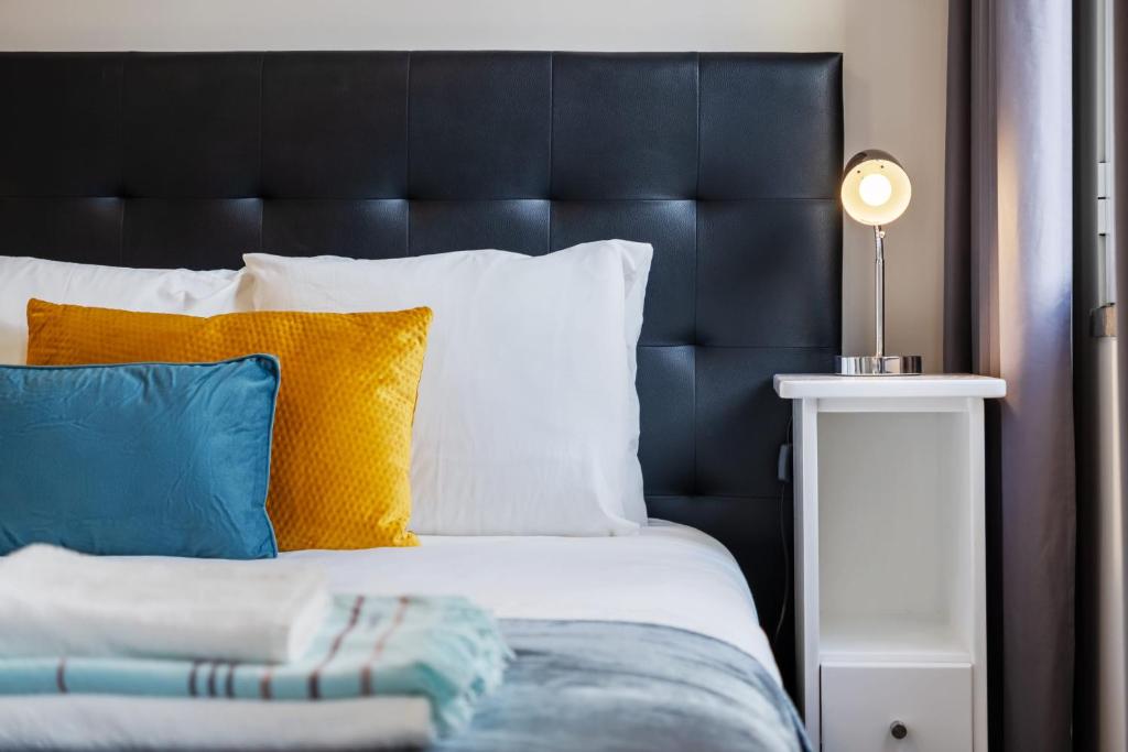 um quarto com uma cama com uma cabeceira preta em Imperatriz I - By wehost no Funchal