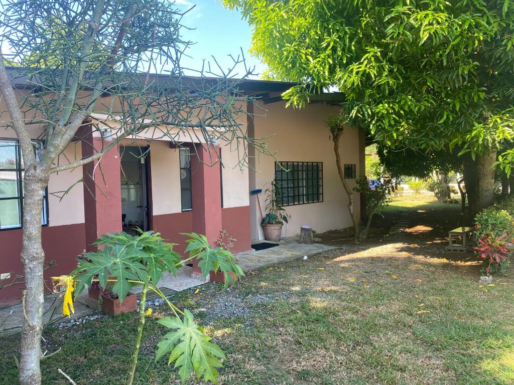 Zahrada ubytování Acogedora vivienda anexa en un barrio tranquilo