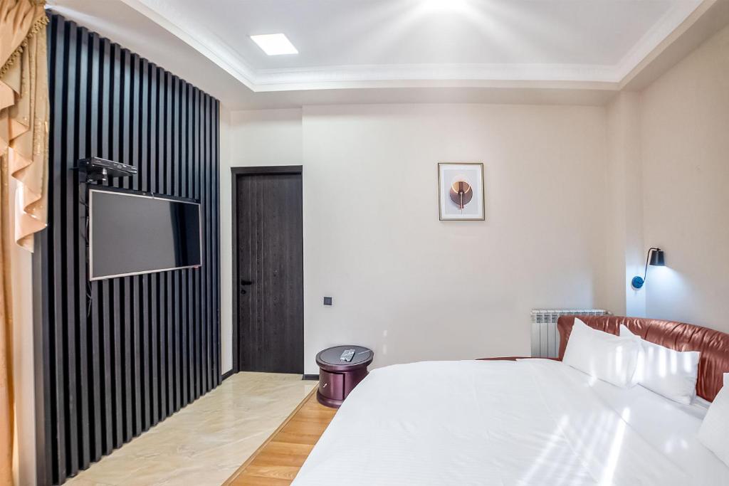 Postel nebo postele na pokoji v ubytování Cron Palace kosher Tbilisi Hotel