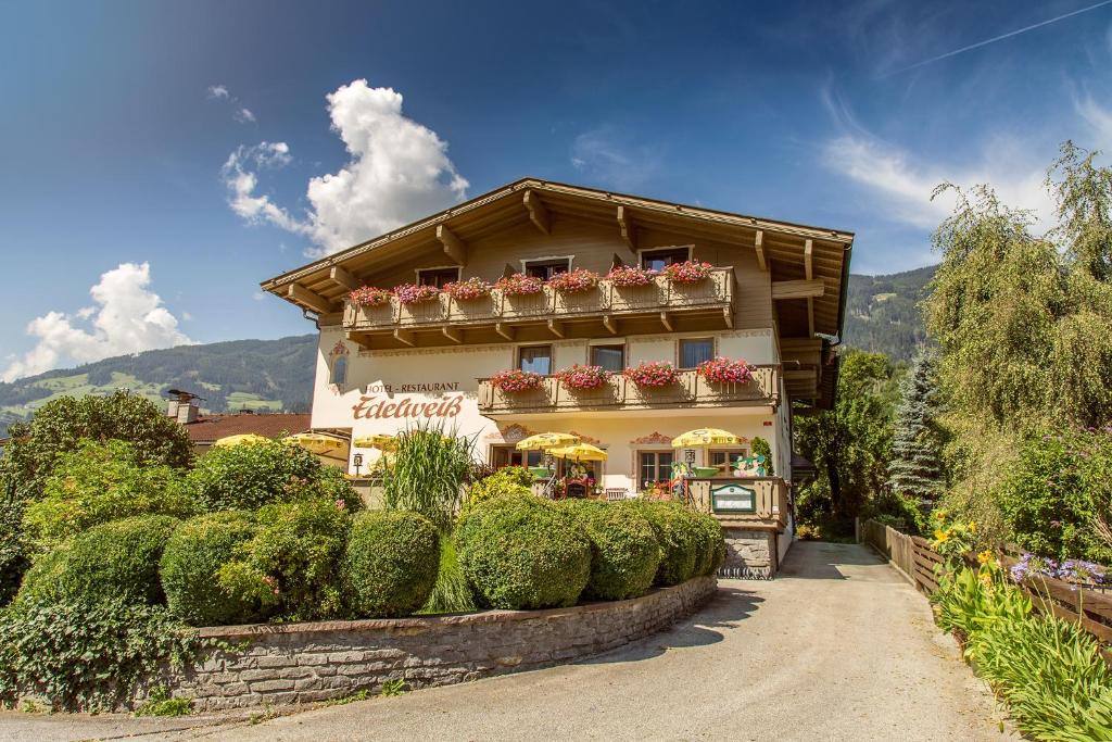 ein Gebäude mit Büschen davor in der Unterkunft Hotel Edelweiss in Fügen