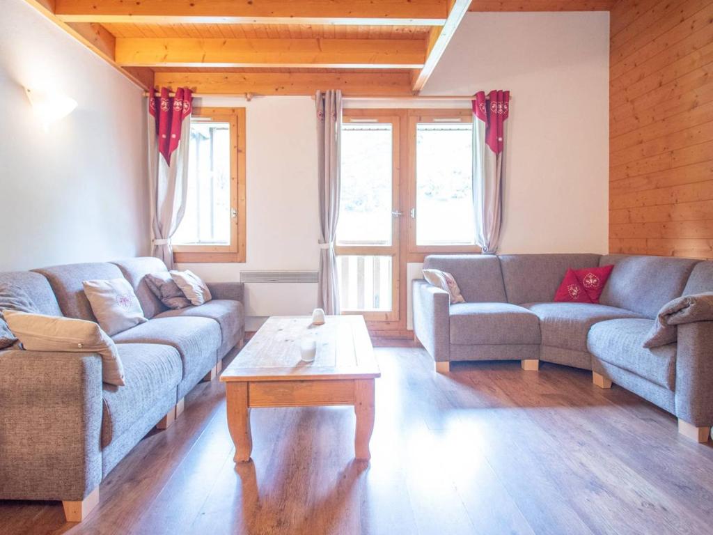 un salon avec des canapés et une table basse dans l'établissement Duplex 5 pièces avec balcon, animaux acceptés, skis aux pieds - FR-1-291-732, à Valmorel