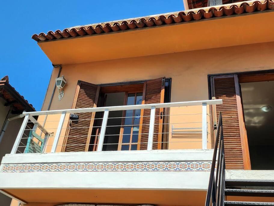 - un balcon d'une maison avec une balustrade blanche dans l'établissement Apartamento na quadra da Praia de Piratininga, à Niterói