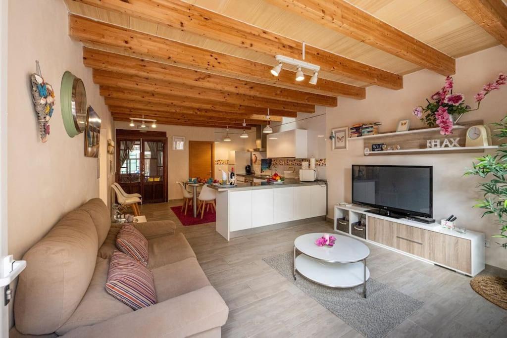 ein großes Wohnzimmer mit einem Sofa und einer Küche in der Unterkunft Casa Ca Na Xisca in Porreres