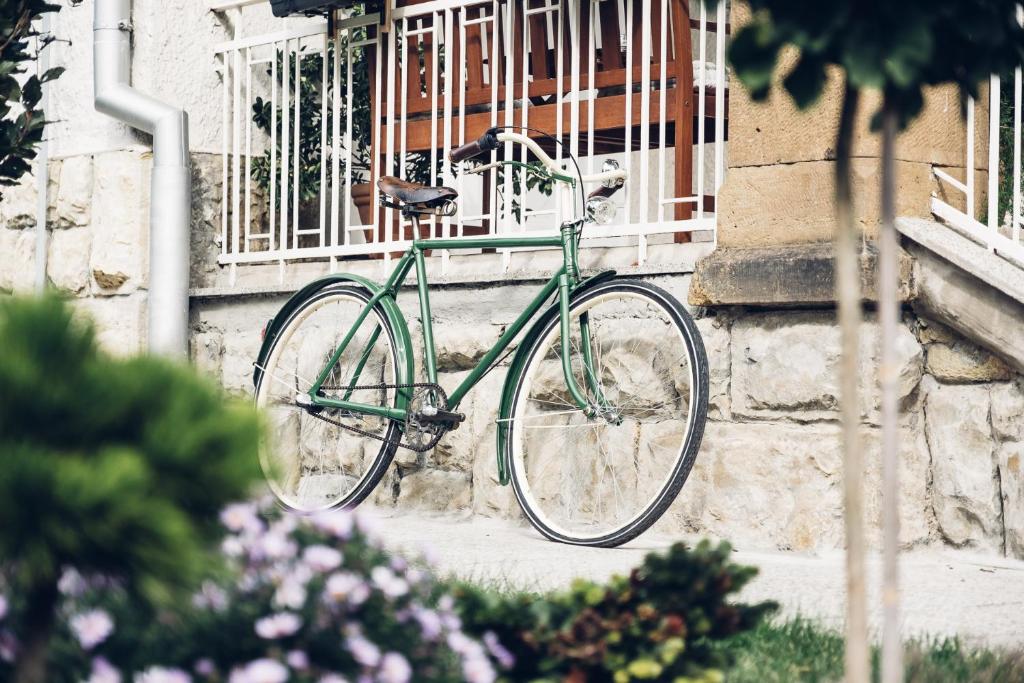 Ubytování Javorka في تشسكه تربوفه: دراجة خضراء متوقفة أمام مبنى