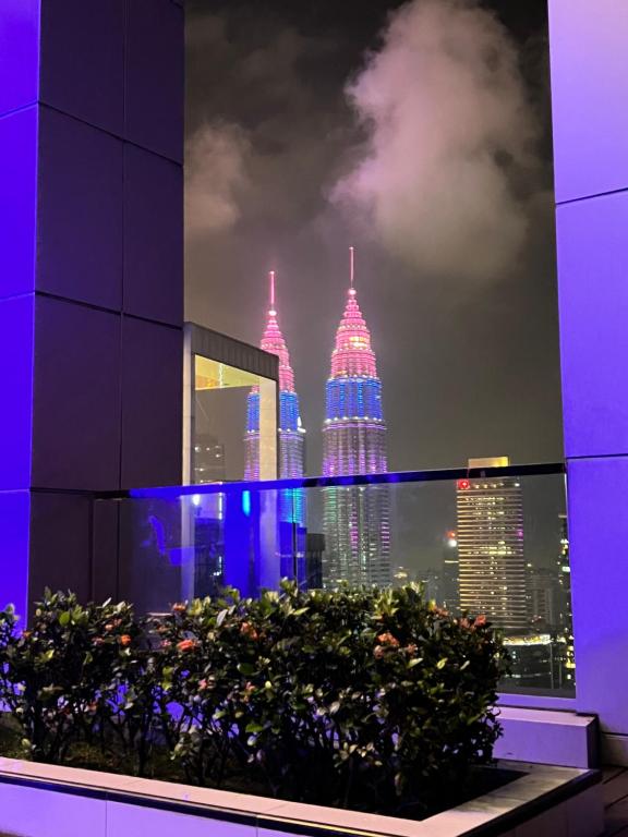 - Vistas al perfil urbano de Kuala Lumpur por la noche en Platinum Suites Kuala Lampur by Likehome, en Kuala Lumpur