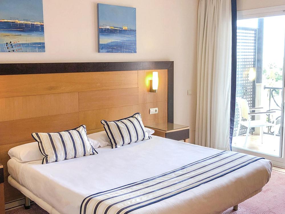 Postel nebo postele na pokoji v ubytování Hotel Bonalba Alicante